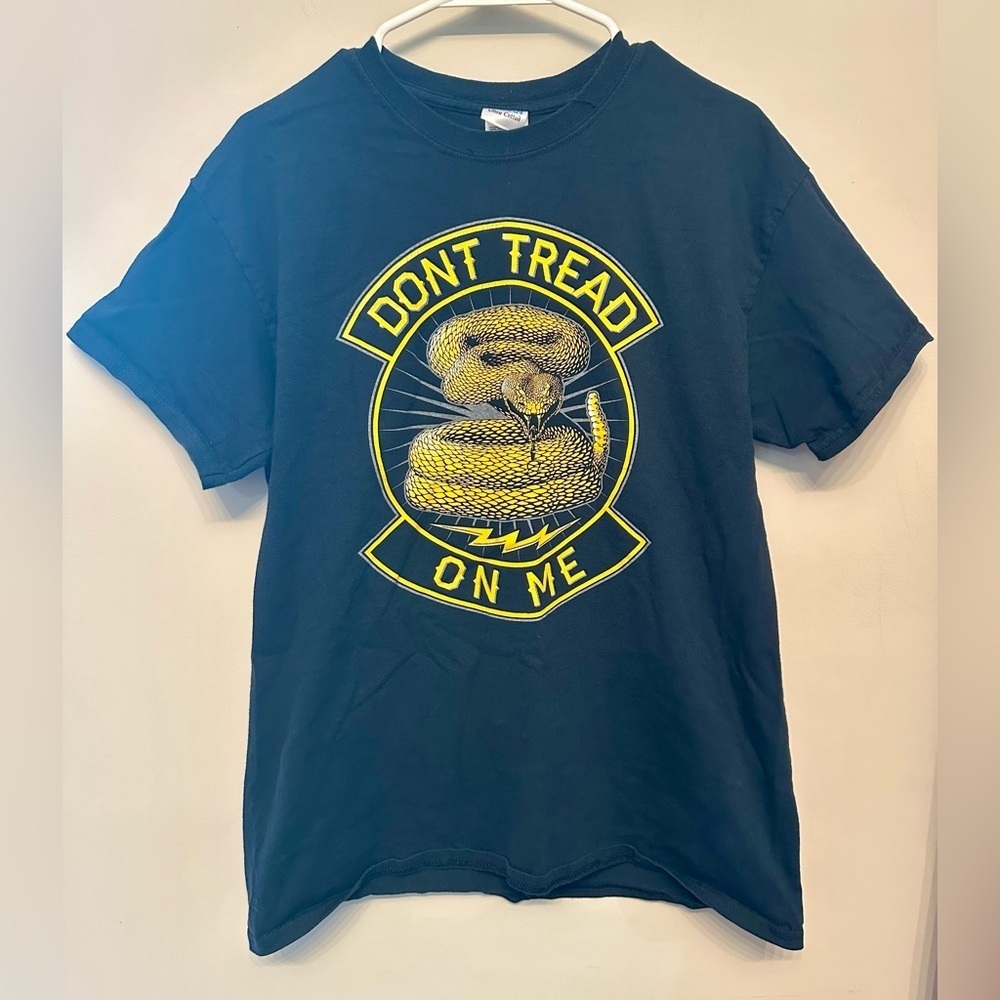 Gildan “Don’t Tread On Me” Black and Yellow Snake Graphic Tee Medium